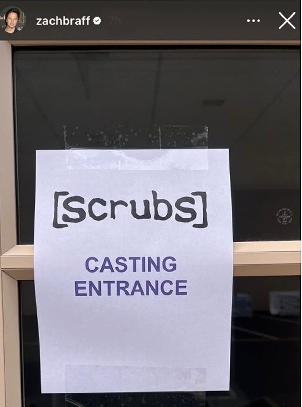 entdecken sie das scrubs revival mit einem neuen team im sacred heart – frische geschichten, humor und herz für fans der kultserie.