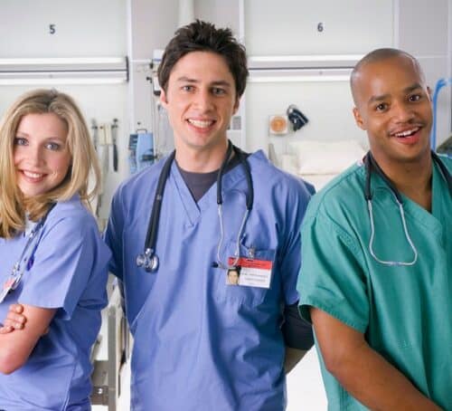 die neuauflage von scrubs ehrt sam lloyd und feiert das erbe des beliebten schauspielers in der kultigen krankenhausserie.