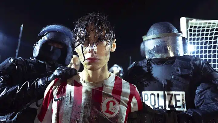 entdecken sie die top 10 tv-serien im februar und verpassen sie keine spannenden neuerscheinungen und highlights des monats.