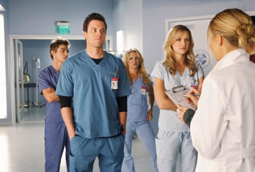 die scrubs-revival-staffel wiederholt die fehler der 9. staffel, indem sie alte probleme erneut aufgreift und die erwartungen der fans enttäuscht.