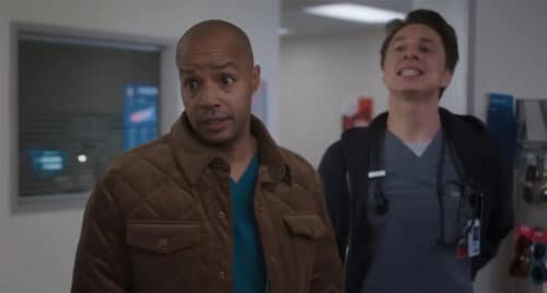 entdecken sie den neuen scrubs-trailer mit zach braff und donald faison – die beliebten charaktere kehren zurück für mehr comedy und herz.
