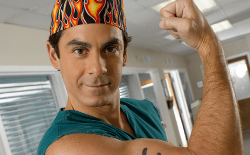 robert maschio kehrt im 'scrubs'-revival mit einer stärkeren rolle zurück und begeistert fans der kultserie erneut.